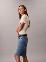 Shorts tipo bermuda de corte relajado y talle alto, confeccionados en una mezcla de algodón y lino. Presentan un diseño clásico de cinco bolsillos, cierre con cremallera y botón, y pespuntes decorativos.