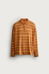 Polo de punto de algodón con diseño a rayas horizontales en tonos tostado y amarillo, cuello solapa y cierre frontal parcial con tres botones. Presenta mangas largas y efecto lavado.