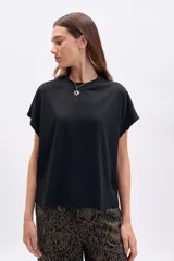 Remera negra de corte cuadrado con mangas cortas y cuello redondo.