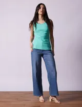 Musculosa amarilla de algodón con cuello redondo y sisas anchas.