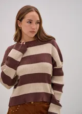 Sweater de punto con diseño de rayas horizontales anchas en color marrón y beige, de corte holgado y cuello redondo.