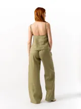 Pantalón de lino color verde oliva, de corte ancho, con cintura elástica ajustable con cordón, dos bolsillos laterales y un bolsillo trasero.
