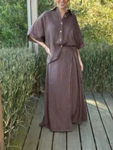 Falda larga color gris topo, de lino, con cintura elastizada y lazo lateral.