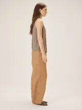 Pantalón de corte clásico y pierna recta, confeccionado en mezcla de lino, algodón, viscosa y poliéster. Cuenta con cintura elastizada.