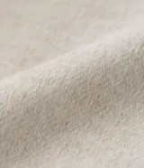 Saco de polivelour color beige, con cuello de piel sintética desmontable, manga larga y cinturón para lazo.