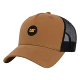 Gorra tipo trucker de Caterpillar, con frente y visera en color marrón tostado y paneles traseros de malla negra. Presenta un parche circular negro con el logo de la marca en amarillo en la parte frontal.