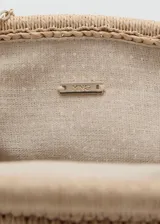 Bolso tipo clutch de tamaño pequeño y diseño rígido, confeccionado en tejido de fibra natural de papel con textura trenzada. Cuenta con cierre superior de marco metálico a presión y forro interior de poliéster.