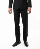 Pantalón de vestir negro de corte recto.