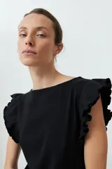 Top de punto canalé color fucsia, con cuello redondo y mangas cortas con volados decorativos en los hombros.