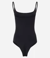 Body femenino de microfibra color negro, con escote en U, breteles finos y cierre en la entrepierna. Cuenta con forro interno y diseño ajustado al cuerpo.