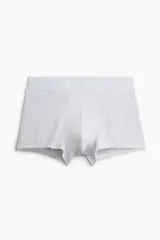 Pack de tres calzoncillos tipo trunk cortos de color blanco, confeccionados en tejido elástico con costuras planas, cintura elástica y parte delantera forrada.