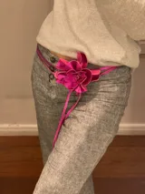 Faja fina fucsia con aplique de flor fucsia de cuero.