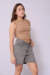 Short de jean gris de tiro alto con bolsillos delanteros y traseros.