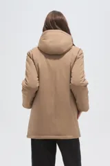 Campera 3 en 1 color beige, compuesta por una campera exterior impermeable con capucha y una campera interior capitonada con cierre frontal y cuello alto.