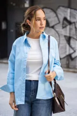 Camisa celeste de corte clásico, con bolsillo en el pecho, confeccionada en tejido suave de algodón y spandex.