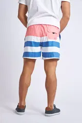 Short de baño con estampado tropical de piñas y hojas en tonos azules sobre fondo rosado. Cuenta con cintura elástica con cordón ajustable, bolsillos laterales, un bolsillo trasero y suspensor interno.