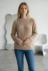 Sweater de chenille con textura de punto trenzado vertical, cuello redondo y puños acanalados.
