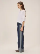 Pantalon de tiro medio alto, corte recto y amplio, con bolsillos delanteros y traseros, detalles de costuras visibles y confeccionado en mezcla de algodón y lyocell.
