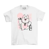 Remera blanca de manga corta con estampado frontal de un gato de la suerte estilo Maneki Neko en tonos rosados y negros.