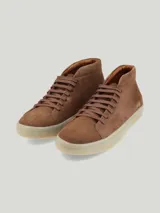 Zapatillas de media caña de gamuza color marrón, con cordones y suela de goma.