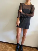 Minivestido negro de red con mangas largas acampanadas.