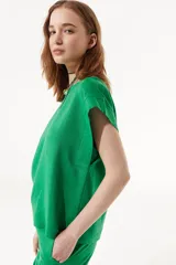 Blusa azul marino de lino y viscosa, de calce recto, con cuello a la base y hombros suavemente caídos.