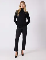 Polera de tejido fino, color rosado, con cuello alto, manga larga y detalle de tajo en los puños.