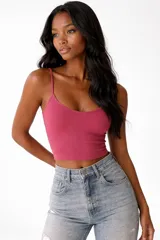 Top de algodón con breteles finos, diseño al cuerpo y escote en V.