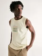 Musculosa de hombre color beige, de corte clásico y sin mangas, con pequeño estampado tipográfico en el pecho.