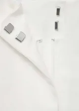 Pantalon de vestir de corte recto y tiro medio, confeccionado en tejido de lyocell. Presenta cierre frontal con cremallera, doble gancho y botón interior, además de trabillas y un cinturón tipo lazo en la cintura.