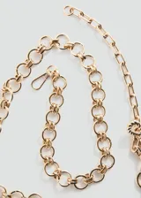 Collar de eslabones dorados con múltiples dijes colgantes, incluyendo cuernos de resina en tonos negro, marrón y jaspeado, dije metálico en forma de corazón, lazo y placa grabada.