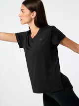 Remera deportiva de manga corta y cuello en V, confeccionada con tejido transpirable de secado rápido. Presenta un diseño cómodo y ergonómico, ideal para entrenamientos.