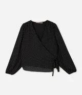 Blusa de crepé con estampado de lunares, diseño cruzado con escote en V, mangas largas con puños elásticos y lazo lateral ajustable. Incluye forro interno.