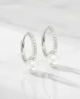 Aros colgantes de plata 925, con diseño de argolla pequeña decorada con circonias y una perla blanca en el extremo.