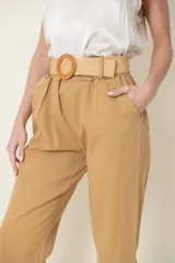 Pantalón italiano de algodón y spandex, color gris claro, de corte ancho y recto, con bolsillos laterales y cinto rústico elastizado.