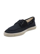 Alpargata de estilo náutico color azul marino, confeccionada en poliéster reciclado y descarne. Presenta cordones, ojales metálicos, detalle de bordado lateral y suela con borde de yute y base de goma.