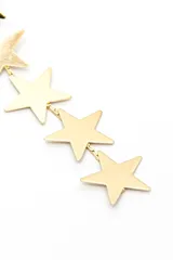Par de aros colgantes dorados formados por una tira de estrellas articuladas en cascada con cierre de presión a rosca.