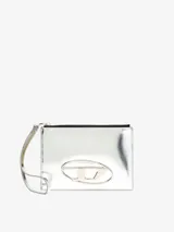 Monedero plateado de cuero con cierre de cremallera y correa de muñeca. Adornado con logo metálico ovalado de la marca.