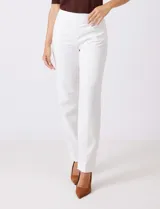 Pantalón sastrero de corte slim, color blanco, con pretina anatómica y panel interno modelador. Presenta bolsillos laterales tipo ojal, bolsillos traseros simulados y nervadura vertical marcada en el frente.