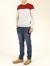 Sweater deportivo de hombre con escote redondo, diseño colorblock con la parte superior en gris claro y el cuerpo y mangas en negro. Presenta puños y cintura elastizados.