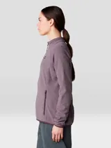 Campera polar de mujer con cierre frontal completo, cuello alto y bolsillos laterales con cierre. Confeccionada en tejido de vellón de poliéster reciclado, presenta un diseño de manga raglán para mayor movilidad y logo bordado en el pecho.