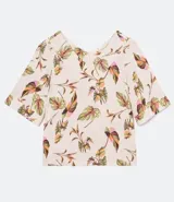 Blusa de viscosa color crudo con estampado de hojas coloridas, escote en V y mangas cortas.