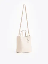 Cartera tipo tote bag pequeña de cuero vacuno negro con diseño de abejas grabadas en bajo relieve. Cuenta con doble asa de mano, correa ajustable y un tag colgante con dije metálico en forma de abeja.