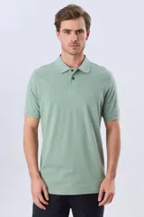Remera polo de piqué de algodón color azul, de manga corta, con cuello camisero, cierre frontal de dos botones y pequeño logo bordado en el pecho.