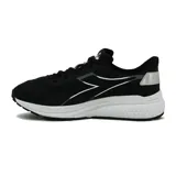 Championes deportivos Diadora modelo Active Passo 2, color negro con detalles plateados reflectantes. Presentan una capellada de malla transpirable, logo lateral en forma de rayo y una suela gruesa blanca con detalles texturizados.