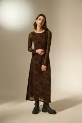 Vestido largo de tul con estampado floral en tono sobre tono, de corte evasé, cuello redondo y mangas largas.