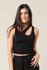 Musculosa negra de punto acanalado con cuello redondo y diseño asimétrico con aberturas en el hombro.