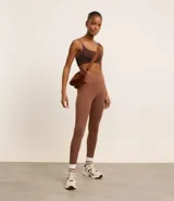 Pantalón legging deportivo color marrón, de cintura alta y con bolsillos laterales funcionales. Confeccionado en microfibra.