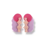 Par de aros colgantes con diseño abstracto en forma de silueta femenina, con círculos fucsia en la parte superior, siluetas color cobre con glitter en el centro y formas irregulares color lila en la parte inferior.