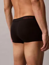 Pack de tres bóxers tipo trunk de talle bajo, confeccionados en algodón elástico. Presentan cintura elástica con el logo de la marca estampado.